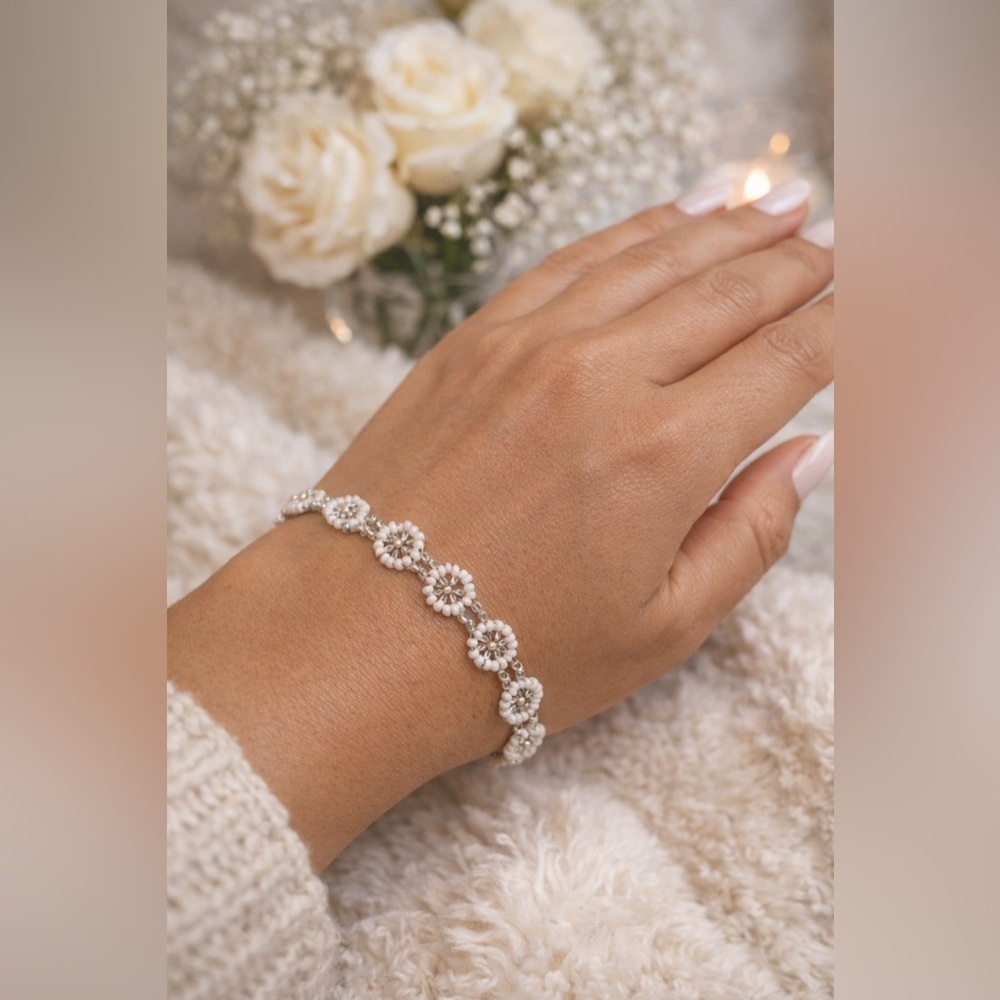 Handmade seed bead daisy bracelet